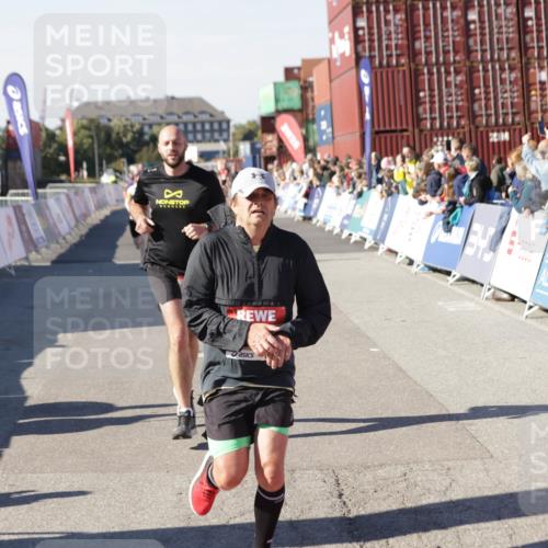 03.10.2025 - Köhlbrandbrückenlauf Jannik Wohlers http://msf.ph/oto/9048938 03.10.2025 13:07:33 Ziel 4113, 4165, 4254, 4263, 4287, 4288, 4375, 4590, 4636, 5870, 5872 meine-sportfotos.de