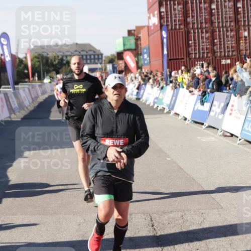 03.10.2025 - Köhlbrandbrückenlauf Jannik Wohlers http://msf.ph/oto/9048942 03.10.2025 13:07:33 Ziel 4113, 4165, 4254, 4263, 4287, 4288, 4375, 4590, 4636, 5870, 5872 meine-sportfotos.de