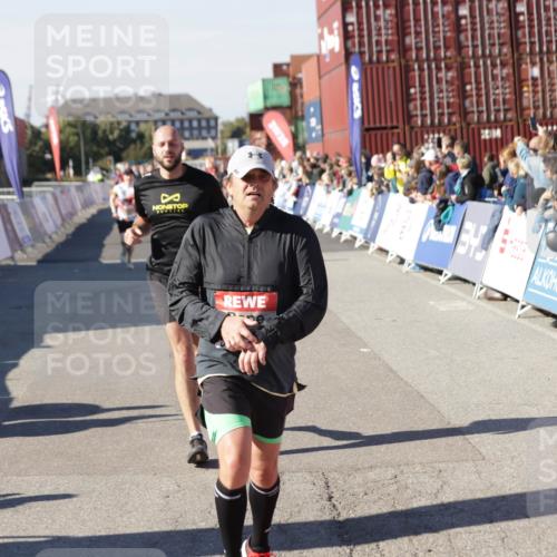 03.10.2025 - Köhlbrandbrückenlauf Jannik Wohlers http://msf.ph/oto/9048945 03.10.2025 13:07:33 Ziel 4113, 4165, 4254, 4263, 4287, 4288, 4375, 4590, 4636, 5870, 5872 meine-sportfotos.de