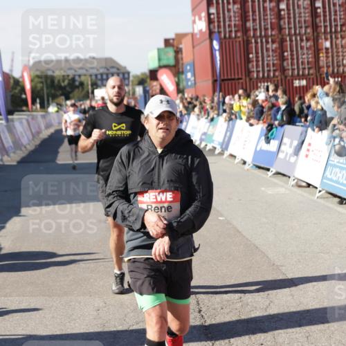 03.10.2025 - Köhlbrandbrückenlauf Jannik Wohlers http://msf.ph/oto/9048955 03.10.2025 13:07:33 Ziel 4113, 4165, 4254, 4263, 4287, 4288, 4375, 4590, 4636, 5870, 5872 meine-sportfotos.de