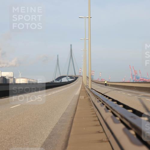 03.10.2025 - Köhlbrandbrückenlauf Lena Gebhardt http://msf.ph/oto/9048956 03.10.2025 09:07:41 Position 1  meine-sportfotos.de