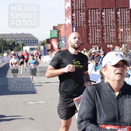 03.10.2025 - Köhlbrandbrückenlauf Jannik Wohlers http://msf.ph/oto/9048966 03.10.2025 13:07:34 Ziel 4113, 4165, 4254, 4263, 4287, 4288, 4375, 4636, 5870, 5872, 6744 meine-sportfotos.de