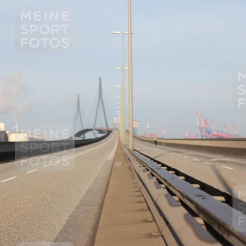 03.10.2025 - Köhlbrandbrückenlauf Lena Gebhardt http://msf.ph/oto/9048976 03.10.2025 09:07:50 Position 1  meine-sportfotos.de