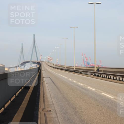 03.10.2025 - Köhlbrandbrückenlauf Lena Gebhardt http://msf.ph/oto/9049012 03.10.2025 09:09:25 Position 1  meine-sportfotos.de