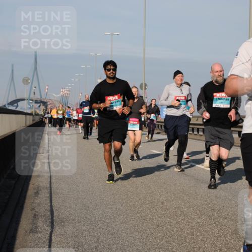 03.10.2025 - Köhlbrandbrückenlauf Fabian Wolf http://msf.ph/oto/9049105 03.10.2025 10:00:50 Position 3 68, 1941, 3815 meine-sportfotos.de