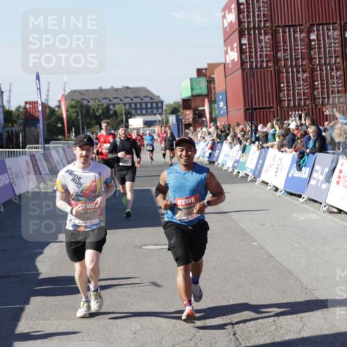 03.10.2025 - Köhlbrandbrückenlauf Jannik Wohlers http://msf.ph/oto/9049119 03.10.2025 13:07:38 Ziel 4113, 4165, 4254, 4263, 4375, 4636, 6744, 6800 meine-sportfotos.de