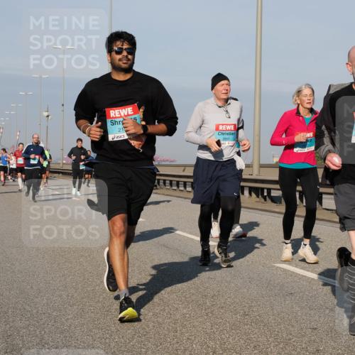 03.10.2025 - Köhlbrandbrückenlauf Fabian Wolf http://msf.ph/oto/9049165 03.10.2025 10:00:52 Position 3 21, 2851, 1941 meine-sportfotos.de