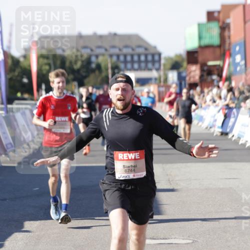 03.10.2025 - Köhlbrandbrückenlauf Jannik Wohlers http://msf.ph/oto/9049221 03.10.2025 13:07:40 Ziel 4159, 4165, 4254, 4263, 4375, 4636, 6384, 6744, 6800 meine-sportfotos.de