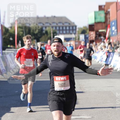 03.10.2025 - Köhlbrandbrückenlauf Jannik Wohlers http://msf.ph/oto/9049230 03.10.2025 13:07:41 Ziel 4159, 4165, 4254, 4263, 4375, 6384, 6744, 6800 meine-sportfotos.de