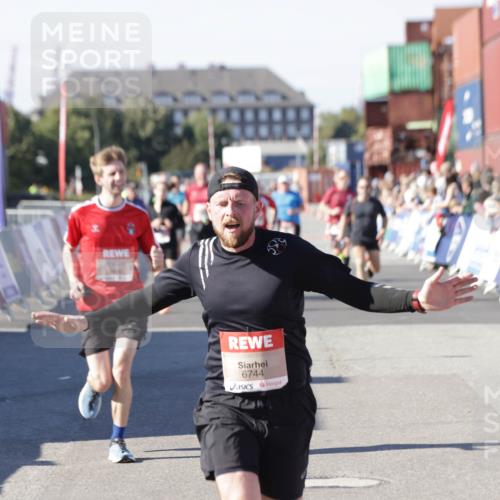 03.10.2025 - Köhlbrandbrückenlauf Jannik Wohlers http://msf.ph/oto/9049232 03.10.2025 13:07:41 Ziel 4159, 4165, 4254, 4263, 4375, 6384, 6744, 6800 meine-sportfotos.de