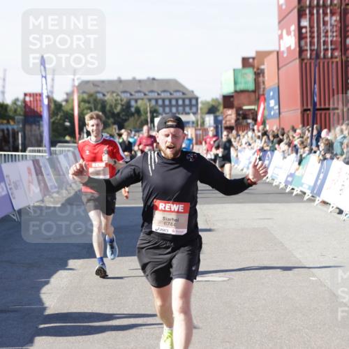 03.10.2025 - Köhlbrandbrückenlauf Jannik Wohlers http://msf.ph/oto/9049255 03.10.2025 13:07:41 Ziel 4159, 4165, 4254, 4263, 4375, 6384, 6744, 6800 meine-sportfotos.de