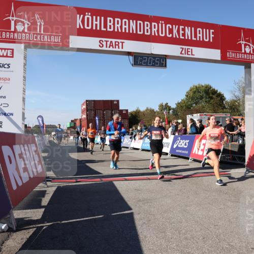03.10.2025 - Köhlbrandbrückenlauf Lena Gebhardt http://msf.ph/oto/9049272 03.10.2025 13:20:54 Ziel 4646, 4709, 4915, 4916, 5006, 5084, 5130, 5156, 5169, 5377, 5480, 5488, 5501, 5774, 5920, 6703, 6780 meine-sportfotos.de