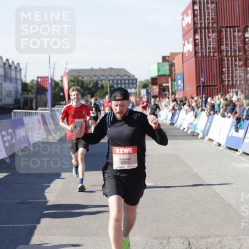 03.10.2025 - Köhlbrandbrückenlauf Jannik Wohlers http://msf.ph/oto/9049286 03.10.2025 13:07:41 Ziel 4159, 4165, 4254, 4263, 4375, 6384, 6744, 6800 meine-sportfotos.de