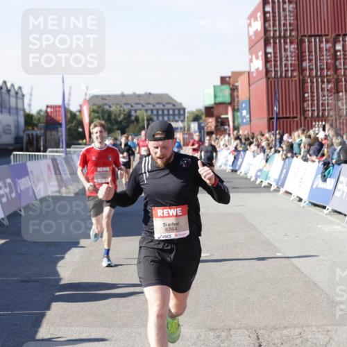 03.10.2025 - Köhlbrandbrückenlauf Jannik Wohlers http://msf.ph/oto/9049288 03.10.2025 13:07:41 Ziel 4159, 4165, 4254, 4263, 4375, 6384, 6744, 6800 meine-sportfotos.de