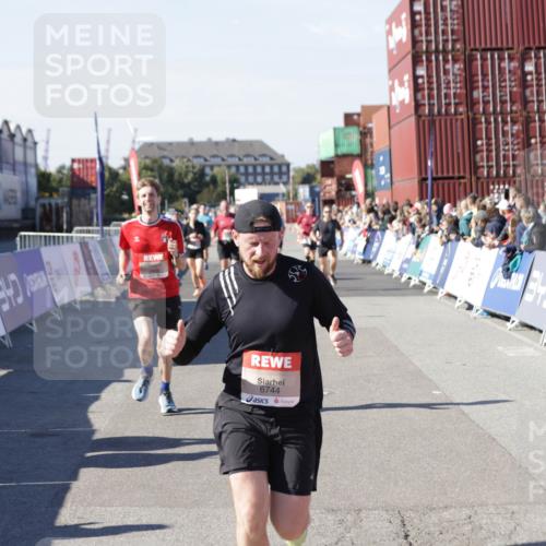 03.10.2025 - Köhlbrandbrückenlauf Jannik Wohlers http://msf.ph/oto/9049289 03.10.2025 13:07:41 Ziel 4159, 4165, 4254, 4263, 4375, 6384, 6744, 6800 meine-sportfotos.de