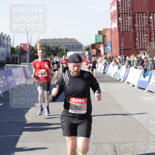 03.10.2025 - Köhlbrandbrückenlauf Jannik Wohlers http://msf.ph/oto/9049294 03.10.2025 13:07:41 Ziel 4159, 4165, 4254, 4263, 4375, 6384, 6744, 6800 meine-sportfotos.de
