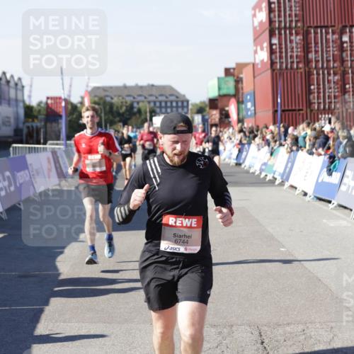 03.10.2025 - Köhlbrandbrückenlauf Jannik Wohlers http://msf.ph/oto/9049299 03.10.2025 13:07:41 Ziel 4159, 4165, 4254, 4263, 4375, 6384, 6744, 6800 meine-sportfotos.de