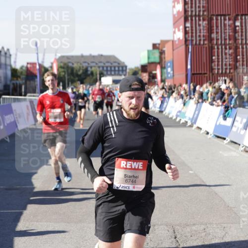03.10.2025 - Köhlbrandbrückenlauf Jannik Wohlers http://msf.ph/oto/9049318 03.10.2025 13:07:42 Ziel 4159, 4165, 4254, 4263, 4375, 6384, 6744, 6800, 6821 meine-sportfotos.de