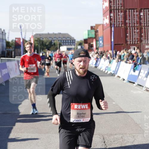 03.10.2025 - Köhlbrandbrückenlauf Jannik Wohlers http://msf.ph/oto/9049320 03.10.2025 13:07:42 Ziel 4159, 4165, 4254, 4263, 4375, 6384, 6744, 6800, 6821 meine-sportfotos.de