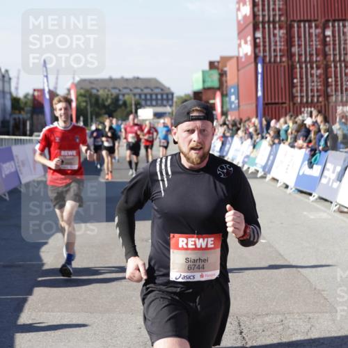 03.10.2025 - Köhlbrandbrückenlauf Jannik Wohlers http://msf.ph/oto/9049327 03.10.2025 13:07:42 Ziel 4159, 4165, 4254, 4263, 4375, 6384, 6744, 6800, 6821 meine-sportfotos.de