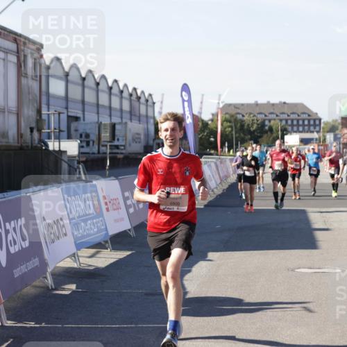 03.10.2025 - Köhlbrandbrückenlauf Jannik Wohlers http://msf.ph/oto/9049332 03.10.2025 13:07:42 Ziel 4159, 4165, 4254, 4263, 4375, 6384, 6744, 6800, 6821 meine-sportfotos.de