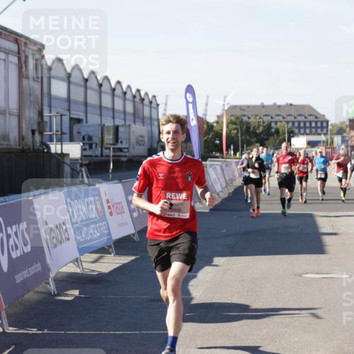 03.10.2025 - Köhlbrandbrückenlauf Jannik Wohlers http://msf.ph/oto/9049338 03.10.2025 13:07:43 Ziel 4159, 4165, 4254, 4263, 4382, 6384, 6744, 6800, 6821 meine-sportfotos.de