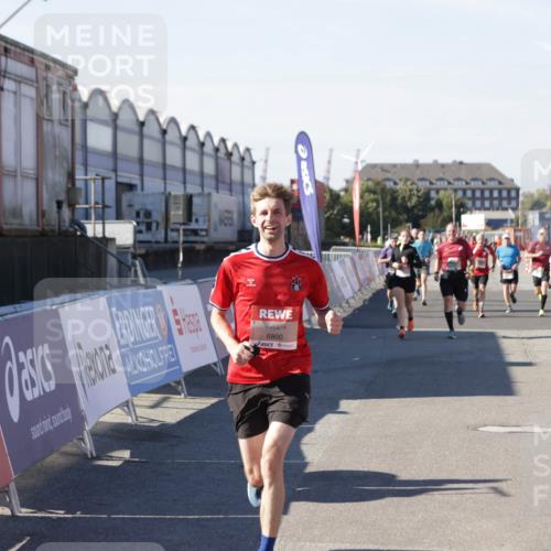 03.10.2025 - Köhlbrandbrückenlauf Jannik Wohlers http://msf.ph/oto/9049342 03.10.2025 13:07:43 Ziel 4159, 4165, 4254, 4263, 4382, 6384, 6744, 6800, 6821 meine-sportfotos.de