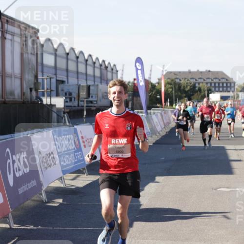 03.10.2025 - Köhlbrandbrückenlauf Jannik Wohlers http://msf.ph/oto/9049352 03.10.2025 13:07:43 Ziel 4159, 4165, 4254, 4263, 4382, 6384, 6744, 6800, 6821 meine-sportfotos.de