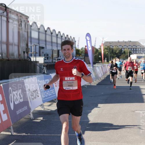 03.10.2025 - Köhlbrandbrückenlauf Jannik Wohlers http://msf.ph/oto/9049367 03.10.2025 13:07:43 Ziel 4159, 4165, 4254, 4263, 4382, 6384, 6744, 6800, 6821 meine-sportfotos.de