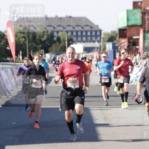 03.10.2025 - Köhlbrandbrückenlauf Jannik Wohlers http://msf.ph/oto/9049376 03.10.2025 13:07:44 Ziel 4159, 4165, 4263, 4382, 6285, 6384, 6744, 6800, 6821 meine-sportfotos.de