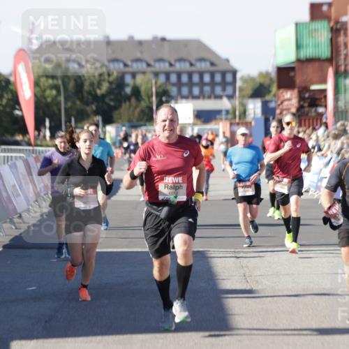 03.10.2025 - Köhlbrandbrückenlauf Jannik Wohlers http://msf.ph/oto/9049385 03.10.2025 13:07:45 Ziel 4159, 4165, 4263, 4310, 4382, 5993, 6120, 6285, 6384, 6651, 6744, 6800, 6821 meine-sportfotos.de