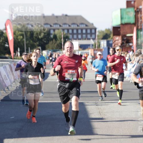 03.10.2025 - Köhlbrandbrückenlauf Jannik Wohlers http://msf.ph/oto/9049389 03.10.2025 13:07:45 Ziel 4159, 4165, 4263, 4310, 4382, 5993, 6120, 6285, 6384, 6651, 6744, 6800, 6821 meine-sportfotos.de