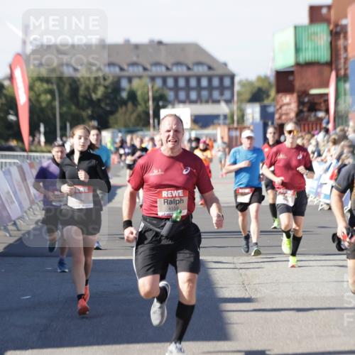 03.10.2025 - Köhlbrandbrückenlauf Jannik Wohlers http://msf.ph/oto/9049410 03.10.2025 13:07:45 Ziel 4159, 4165, 4263, 4310, 4382, 5993, 6120, 6285, 6384, 6651, 6744, 6800, 6821 meine-sportfotos.de