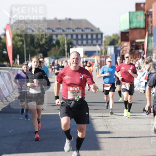 03.10.2025 - Köhlbrandbrückenlauf Jannik Wohlers http://msf.ph/oto/9049417 03.10.2025 13:07:45 Ziel 4159, 4165, 4263, 4310, 4382, 5993, 6120, 6285, 6384, 6651, 6744, 6800, 6821 meine-sportfotos.de