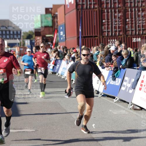 03.10.2025 - Köhlbrandbrückenlauf Jannik Wohlers http://msf.ph/oto/9049446 03.10.2025 13:07:45 Ziel 4159, 4165, 4263, 4310, 4382, 5993, 6120, 6285, 6384, 6651, 6744, 6800, 6821 meine-sportfotos.de