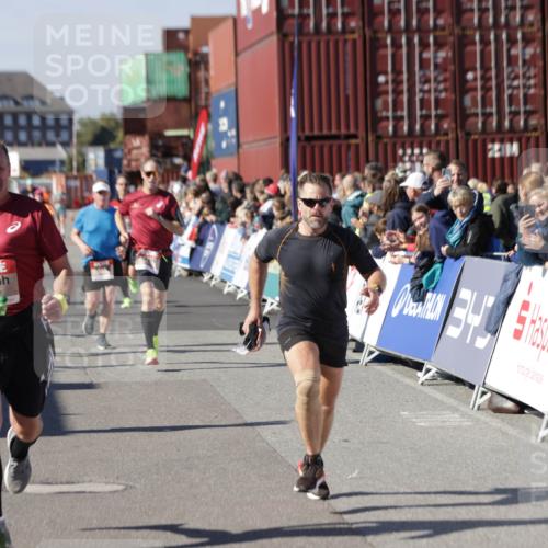 03.10.2025 - Köhlbrandbrückenlauf Jannik Wohlers http://msf.ph/oto/9049450 03.10.2025 13:07:46 Ziel 4159, 4165, 4263, 4310, 4382, 5993, 6120, 6285, 6384, 6651, 6744, 6800, 6821 meine-sportfotos.de