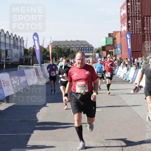 03.10.2025 - Köhlbrandbrückenlauf Jannik Wohlers http://msf.ph/oto/9049478 03.10.2025 13:07:46 Ziel 4159, 4165, 4263, 4310, 4382, 5993, 6120, 6285, 6384, 6651, 6744, 6800, 6821 meine-sportfotos.de