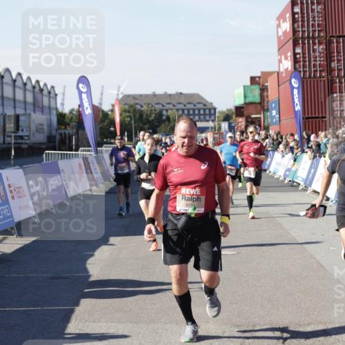 03.10.2025 - Köhlbrandbrückenlauf Jannik Wohlers http://msf.ph/oto/9049482 03.10.2025 13:07:46 Ziel 4159, 4165, 4263, 4310, 4382, 5993, 6120, 6285, 6384, 6651, 6744, 6800, 6821 meine-sportfotos.de