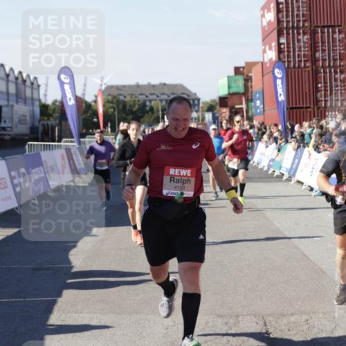 03.10.2025 - Köhlbrandbrückenlauf Jannik Wohlers http://msf.ph/oto/9049504 03.10.2025 13:07:47 Ziel 4159, 4165, 4263, 4310, 4382, 5993, 6120, 6285, 6384, 6651, 6696, 6744, 6800, 6821 meine-sportfotos.de