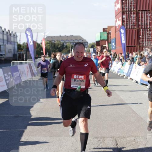 03.10.2025 - Köhlbrandbrückenlauf Jannik Wohlers http://msf.ph/oto/9049509 03.10.2025 13:07:47 Ziel 4159, 4165, 4263, 4310, 4382, 5993, 6120, 6285, 6384, 6651, 6696, 6744, 6800, 6821 meine-sportfotos.de