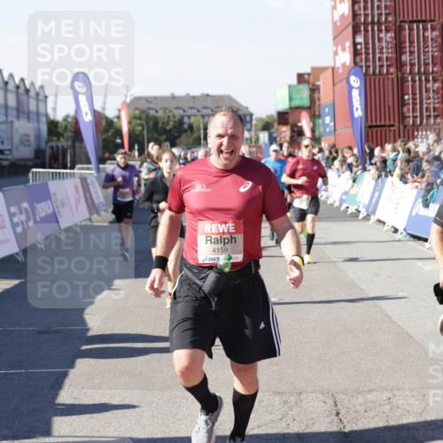 03.10.2025 - Köhlbrandbrückenlauf Jannik Wohlers http://msf.ph/oto/9049527 03.10.2025 13:07:47 Ziel 4159, 4165, 4263, 4310, 4382, 5993, 6120, 6285, 6384, 6651, 6696, 6744, 6800, 6821 meine-sportfotos.de