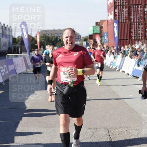 03.10.2025 - Köhlbrandbrückenlauf Jannik Wohlers http://msf.ph/oto/9049535 03.10.2025 13:07:47 Ziel 4159, 4165, 4263, 4310, 4382, 5993, 6120, 6285, 6384, 6651, 6696, 6744, 6800, 6821 meine-sportfotos.de