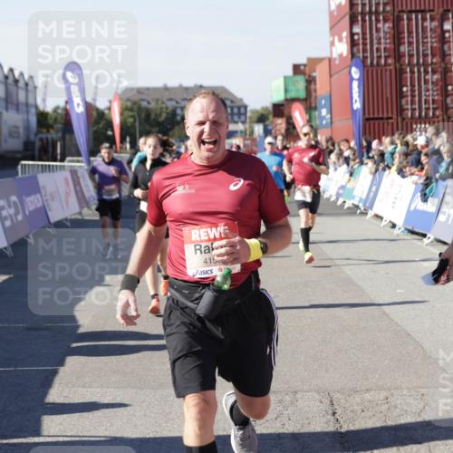 03.10.2025 - Köhlbrandbrückenlauf Jannik Wohlers http://msf.ph/oto/9049545 03.10.2025 13:07:47 Ziel 4159, 4165, 4263, 4310, 4382, 5993, 6120, 6285, 6384, 6651, 6696, 6744, 6800, 6821 meine-sportfotos.de