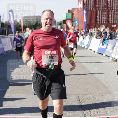 03.10.2025 - Köhlbrandbrückenlauf Jannik Wohlers http://msf.ph/oto/9049563 03.10.2025 13:07:47 Ziel 4159, 4165, 4263, 4310, 4382, 5993, 6120, 6285, 6384, 6651, 6696, 6744, 6800, 6821 meine-sportfotos.de