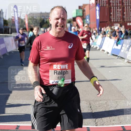 03.10.2025 - Köhlbrandbrückenlauf Jannik Wohlers http://msf.ph/oto/9049574 03.10.2025 13:07:47 Ziel 4159, 4165, 4263, 4310, 4382, 5993, 6120, 6285, 6384, 6651, 6696, 6744, 6800, 6821 meine-sportfotos.de
