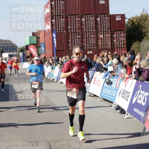 03.10.2025 - Köhlbrandbrückenlauf Jannik Wohlers http://msf.ph/oto/9049601 03.10.2025 13:07:49 Ziel 4159, 4310, 4382, 5993, 6120, 6163, 6285, 6384, 6651, 6696, 6744, 6800, 6821 meine-sportfotos.de