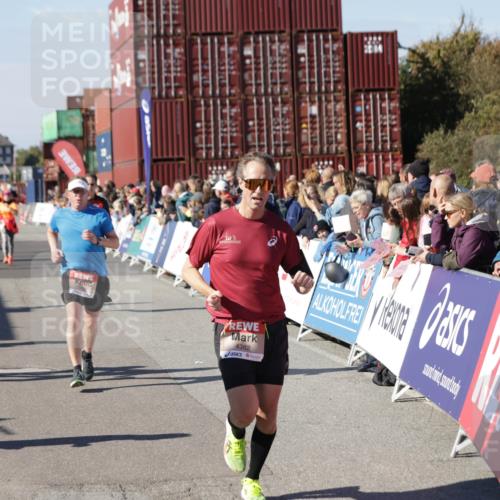 03.10.2025 - Köhlbrandbrückenlauf Jannik Wohlers http://msf.ph/oto/9049634 03.10.2025 13:07:50 Ziel 4159, 4310, 4382, 4639, 5993, 6120, 6163, 6244, 6285, 6384, 6409, 6651, 6696, 6744, 6800, 6821 meine-sportfotos.de