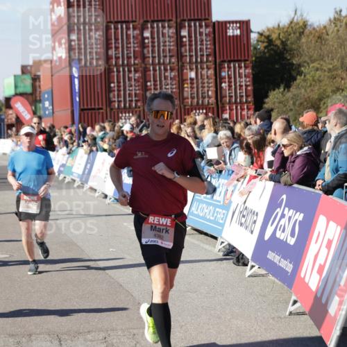 03.10.2025 - Köhlbrandbrückenlauf Jannik Wohlers http://msf.ph/oto/9049652 03.10.2025 13:07:50 Ziel 4159, 4310, 4382, 4639, 5993, 6120, 6163, 6244, 6285, 6384, 6409, 6651, 6696, 6744, 6800, 6821 meine-sportfotos.de