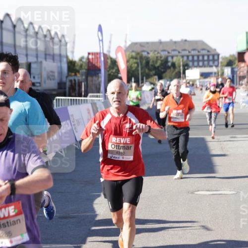 03.10.2025 - Köhlbrandbrückenlauf Jannik Wohlers http://msf.ph/oto/9049703 03.10.2025 13:07:51 Ziel 4159, 4310, 4382, 4639, 5993, 6120, 6163, 6244, 6285, 6384, 6409, 6651, 6696, 6800, 6821 meine-sportfotos.de