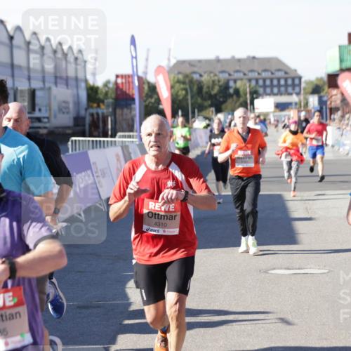 03.10.2025 - Köhlbrandbrückenlauf Jannik Wohlers http://msf.ph/oto/9049708 03.10.2025 13:07:51 Ziel 4159, 4310, 4382, 4639, 5993, 6120, 6163, 6244, 6285, 6384, 6409, 6651, 6696, 6800, 6821 meine-sportfotos.de